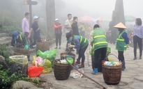 Nhọc nhằn nghề gánh rác trên đỉnh thiêng Yên Tử