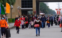 Hàng nghìn khách Trung Quốc mua khẩu trang nườm nượp rời khỏi Móng Cái
