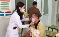 Bệnh viện sản nhi Quảng Ninh phát khẩu trang miễn phí cho người nhà bệnh nhân