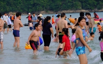Biển Cô Tô đông nghịt người trong ngày đầu kỳ nghỉ lễ
