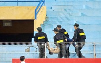 Gây hấn quá khích, CĐV Nam Định bị khiêng ra khỏi sân Hàng Đẫy