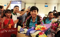 Các cô gái vàng bóng đá Việt Nam được chào đón nồng nhiệt tại quê nhà