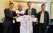 Đại sứ đặc mệnh toàn quyền Việt Nam tại Trung Quốc thưởng cho đội U.23 Việt Nam