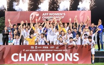 Thủ tướng Nguyễn Xuân Phúc chúc mừng chức vô địch Đông Nam Á của đội tuyển bóng đá nữ Việt Nam