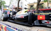 Mô hình “quái thú” F1 hút mắt người dân trên đường phố Hà Nội
