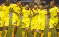 Sau đội Hà Nội chê mặt sân Thiên Trường, đến lượt HLV Bình Định chỉ trích sân Vinh