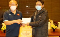 Chủ tịch nước Nguyễn Xuân Phúc tặng quà cho HLV Park Hang-seo nhân dịp Tết Nhâm Dần