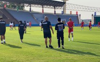Đội U.23 Philippines đi dạo thong thả và ngắm nghía kỹ càng sân Việt Trì