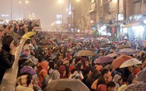 Hàng ngàn người đội mưa cầu an trước chùa Phúc Khánh