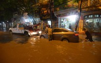 Hà Nội ngập nặng sau mưa lớn: Xe và người 'bơi' trong nước