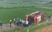 Xe khách 'trèo' qua dải phân cách cao tốc, hàng chục người hoảng loạn