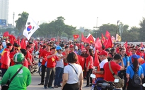 Sân vận động Mỹ Đình 'nhuộm đỏ' cờ Tổ quốc trước trận tuyển Việt Nam gặp Philippines