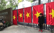 Cờ Tổ quốc 'nhuộm đỏ' chung cư, trường học trước trận chung kết AFF Cup 2018
