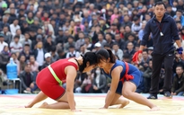 Những bóng hồng phô diễn sức mạnh trên sới vật truyền thống ngày đầu năm