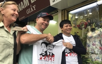 Áo phông in hình Chủ tịch Kim Jong-un và Tổng thống Trump 'gây sốt' tại Hà Nội