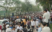 Hàng ngàn người đội nắng, vạ vật chờ làm visa trước Phòng Lãnh sự Hàn Quốc