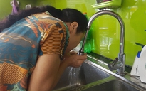 Sao không xét nghiệm mẫu nước sinh hoạt nặng mùi hóa chất tại vòi nhà dân?