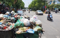 Dân chặn xe chở rác vào bãi Nam Sơn: Rác chất đống ven đường phố Hà Nội