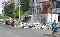 P.Yên Phụ ngập rác thải do công nhân thu gom rác bị chậm lương