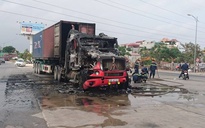 Xe container cháy ngùn ngụt trên đường