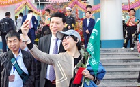 Chủ tịch Quảng Ninh “selfie”, lì xì du khách 'xông đất' vịnh Hạ Long