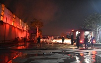 70 cảnh sát PCCC xuyên đêm dập tắt đám cháy kho chứa 600 tấn bông