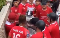 Xôn xao clip CĐV bóng đá mặc đồ Hải Phòng đánh người đi đường tại Hà Nội
