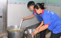 Nấu cơm phục vụ miễn phí cho thí sinh thi THPT quốc gia
