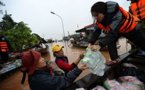 Bỏ túi ‘bí kíp’ khi đến vùng lũ lụt cứu trợ