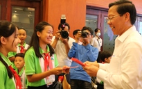 Chủ tịch UBND TP.HCM Phan Văn Mãi tặng quà cho thiếu nhi 3 nước Việt Nam-Lào - Campuchia