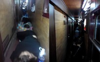 Hành khách nằm, ngồi khổ sở trên sàn tàu hỏa về quê