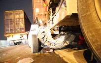 Tai nạn liên hoàn trên cầu Phú Mỹ, một ô tô bẹp dúm, tài xế thoát chết