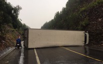 Tai nạn hi hữu, xe tải lật nằm chắn hết lộ giới Quốc lộ 1A