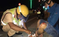 CSGT băng bó vết thương cho nạn nhân tai nạn giao thông