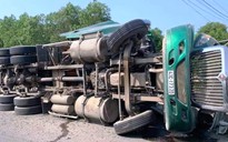 Tai nạn ở Lăng Cô: Xe tải va chạm xe container, một tài xế gãy chân