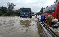 Thừa Thiên - Huế: Nước lũ nhấn chìm nhiều tuyến quốc lộ, vợ chồng lật ghe mất tích