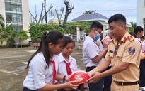 Công an Bà Rịa - Vũng Tàu tặng nón bảo hiểm, xe đạp cho học sinh đến trường an toàn