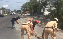 Bà Rịa – Vũng Tàu: Cảnh sát giao thông quét dọn đá đổ trên quốc lộ 51