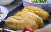 Xe bánh mì cá bạc má 30 năm ở Hàng Xanh khiến người Sài Gòn mê tít