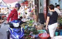Người Sài Gòn đi chợ sắm Tết đủ món: Giá nhích lên, vẫn mua