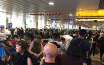 Sân bay Tân Sơn Nhất kẹt cứng, hành khách ‘mở sới’ chờ bay