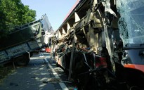Xe khách biến dạng khi lao vào xe tải đỗ trên cao tốc, 4 người bị thương