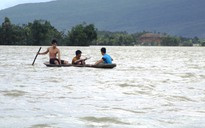 Xả lũ, vỡ đê khiến hàng trăm hộ dân ở Thanh Hóa chìm trong biển nước