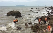 Tìm thấy thi thể 2 nạn nhân bị lũ và sóng biển cuốn trôi