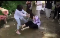 Nữ sinh lớp 8 ở Thanh Hóa bị nhóm bạn đánh đập đang phải nằm viện