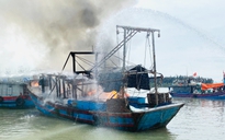 Thanh Hóa: Tàu cá bốc cháy dữ dội tại âu thuyền P.Quảng Tiến