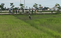 Thanh Hóa: Hàng chục cảnh sát vây bắt nghi phạm cầm dao cố thủ giữa cánh đồng