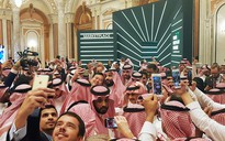 Thái tử Ả Rập Xê Út ‘suýt nghẹt thở’ vì bị chen lấn chụp selfie