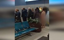 Hành khách khỏa thân ‘tỉnh bơ’ chờ lên máy bay ở Nga