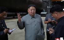 Chủ tịch Kim Jong-un thị sát tàu ngầm mới đang được đóng